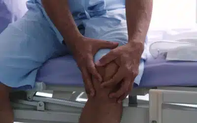 Hoe kan een fysiotherapeut helpen bij pijn aan de buitenkant van de knie?