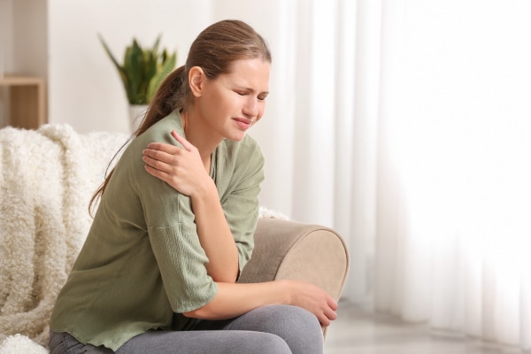 Wat betekent het wanneer u uitstralende pijn heeft aan uw schouder?